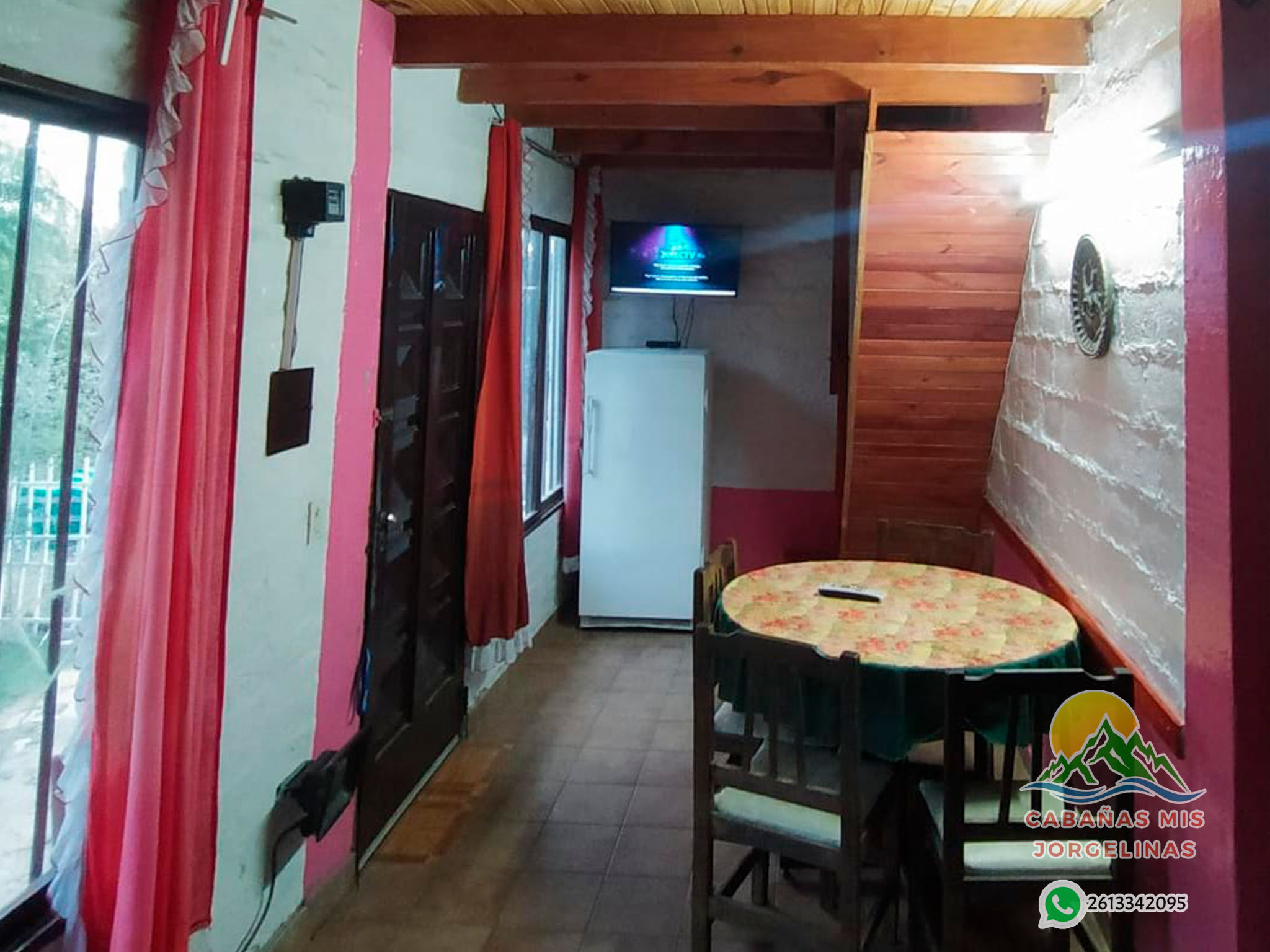 Comedor, heladera y TV